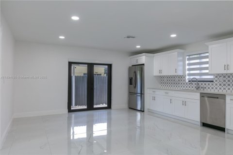 Villa ou maison à louer à Miami, Floride: 2 chambres, 116.13 m2 № 1954637 - photo 19