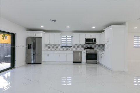 Villa ou maison à louer à Miami, Floride: 2 chambres, 116.13 m2 № 1954637 - photo 1