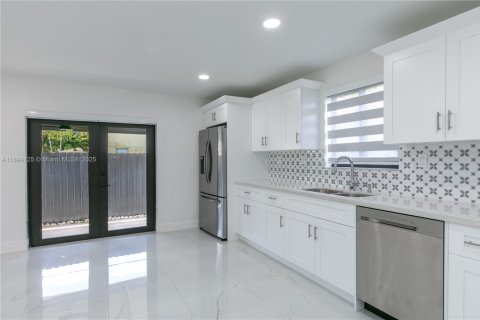 Villa ou maison à louer à Miami, Floride: 2 chambres, 116.13 m2 № 1954637 - photo 15