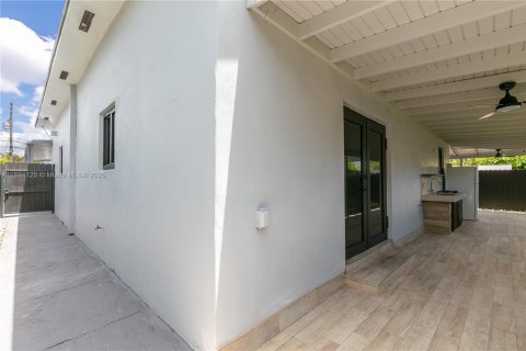 Villa ou maison à louer à Miami, Floride: 2 chambres, 116.13 m2 № 1954637 - photo 12