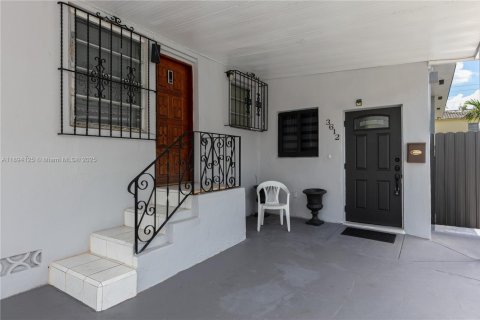 Villa ou maison à louer à Miami, Floride: 2 chambres, 116.13 m2 № 1954637 - photo 2