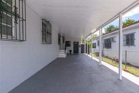 Villa ou maison à louer à Miami, Floride: 2 chambres, 116.13 m2 № 1954637 - photo 4