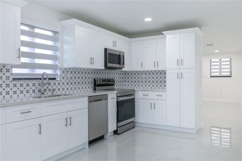 Villa ou maison à louer à Miami, Floride: 2 chambres, 116.13 m2 № 1954637 - photo 16