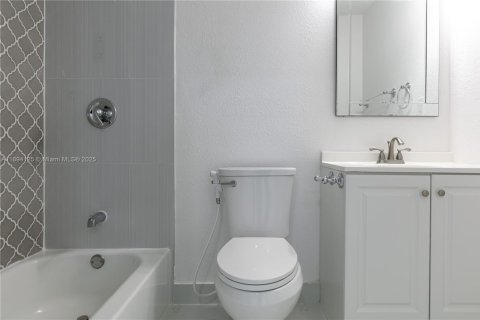 Villa ou maison à louer à Miami, Floride: 2 chambres, 116.13 m2 № 1954637 - photo 24