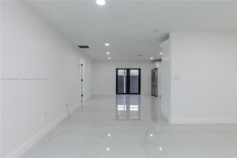 Villa ou maison à louer à Miami, Floride: 2 chambres, 116.13 m2 № 1954637 - photo 21