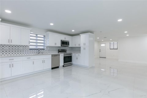 Villa ou maison à louer à Miami, Floride: 2 chambres, 116.13 m2 № 1954637 - photo 18