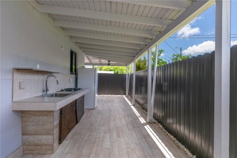 Villa ou maison à louer à Miami, Floride: 2 chambres, 116.13 m2 № 1954637 - photo 10