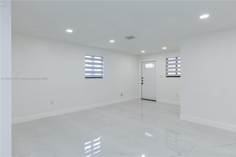 Villa ou maison à louer à Miami, Floride: 2 chambres, 116.13 m2 № 1954637 - photo 14