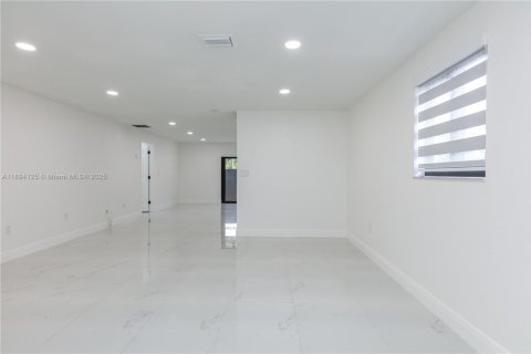 Villa ou maison à louer à Miami, Floride: 2 chambres, 116.13 m2 № 1954637 - photo 22