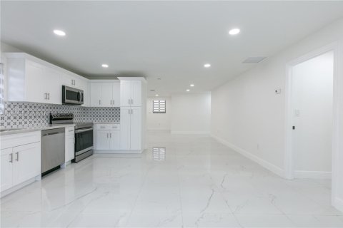 Villa ou maison à louer à Miami, Floride: 2 chambres, 116.13 m2 № 1954637 - photo 17