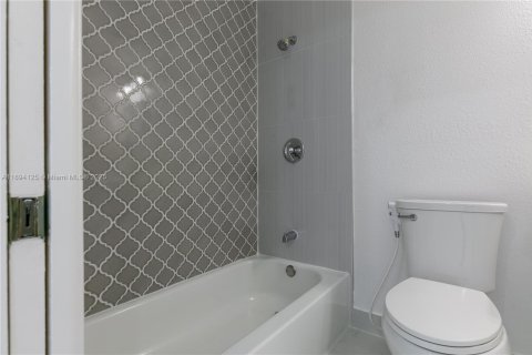 Villa ou maison à louer à Miami, Floride: 2 chambres, 116.13 m2 № 1954637 - photo 23