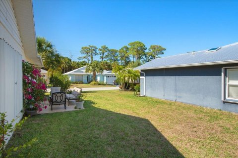 House in Fort Pierce, Florida 2 bedrooms, 144 sq.m. № 1183543 - photo 1
