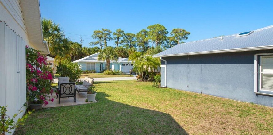 House in Fort Pierce, Florida 2 bedrooms, 144 sq.m. № 1183543