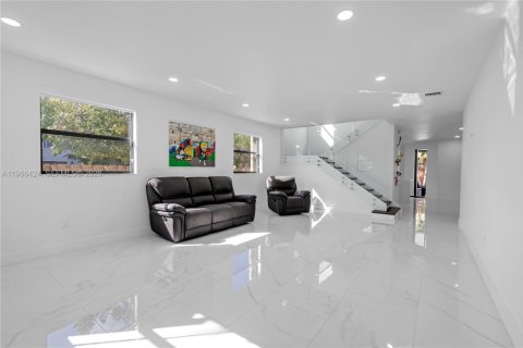 Casa en venta en Homestead, Florida, 5 dormitorios, 315.77 m2 № 2028002 - foto 8