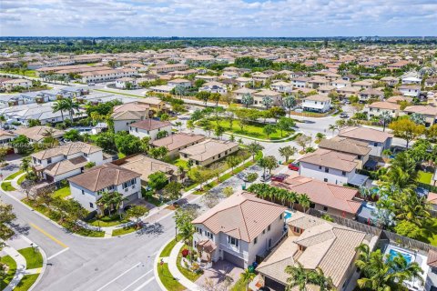 Casa en venta en Homestead, Florida, 5 dormitorios, 315.77 m2 № 2028002 - foto 2