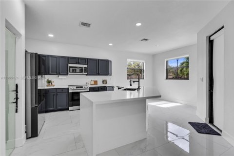 Casa en venta en Homestead, Florida, 5 dormitorios, 315.77 m2 № 2028002 - foto 12