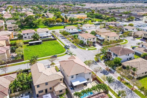 Casa en venta en Homestead, Florida, 5 dormitorios, 315.77 m2 № 2028002 - foto 3