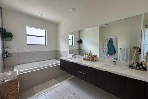 Casa en venta en Doral, Florida, 3 dormitorios, 258.73 m2 № 1790734 - foto 4