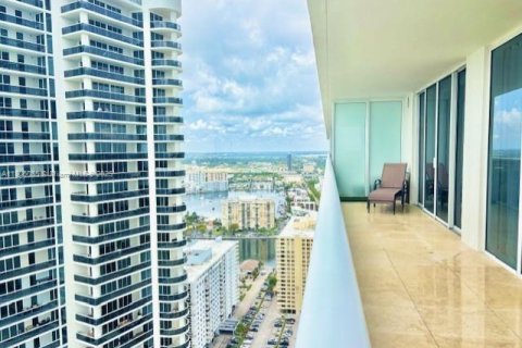 Condominio en alquiler en Hallandale Beach, Florida, 3 dormitorios, 191.84 m2 № 1960484 - foto 5