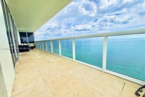 Condominio en alquiler en Hallandale Beach, Florida, 3 dormitorios, 191.84 m2 № 1960484 - foto 3