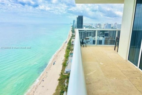 Condominio en alquiler en Hallandale Beach, Florida, 3 dormitorios, 191.84 m2 № 1960484 - foto 2