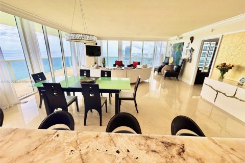 Condominio en alquiler en Hallandale Beach, Florida, 3 dormitorios, 191.84 m2 № 1960484 - foto 22