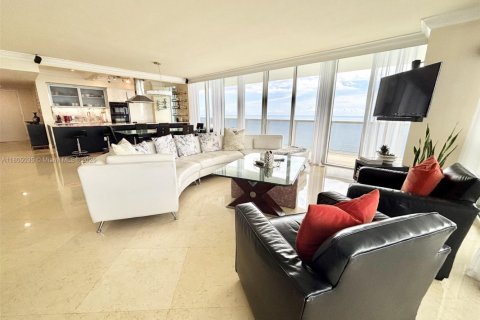 Condominio en alquiler en Hallandale Beach, Florida, 3 dormitorios, 191.84 m2 № 1960484 - foto 28