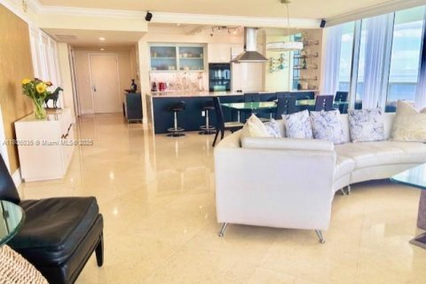 Condominio en alquiler en Hallandale Beach, Florida, 3 dormitorios, 191.84 m2 № 1960484 - foto 19