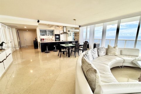 Condominio en alquiler en Hallandale Beach, Florida, 3 dormitorios, 191.84 m2 № 1960484 - foto 29