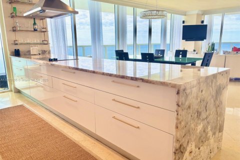 Condominio en alquiler en Hallandale Beach, Florida, 3 dormitorios, 191.84 m2 № 1960484 - foto 14