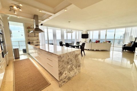 Condominio en alquiler en Hallandale Beach, Florida, 3 dormitorios, 191.84 m2 № 1960484 - foto 13