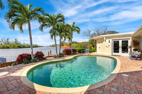 House in Cocoa Beach, Florida 4 bedrooms, 331.29 sq.m. № 1718386 - photo 1