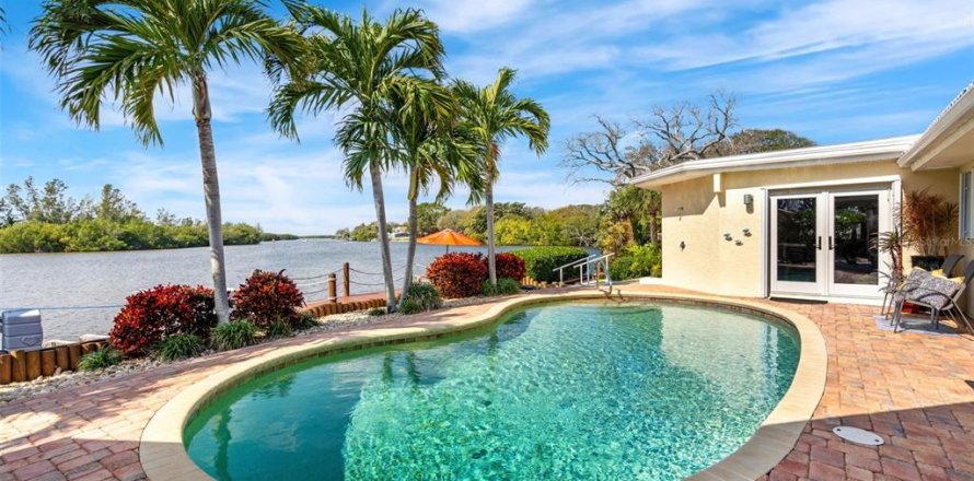 House in Cocoa Beach, Florida 4 bedrooms, 331.29 sq.m. № 1718386