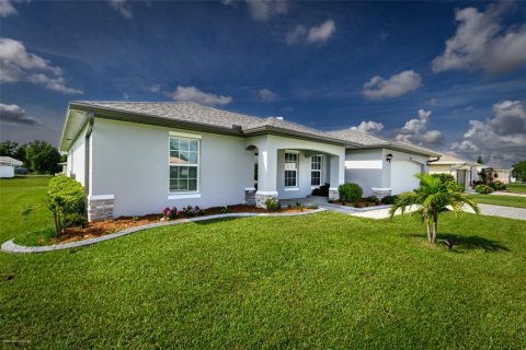 House in Punta Gorda, Florida 4 bedrooms, 168.15 sq.m. № 1843028 - photo 1