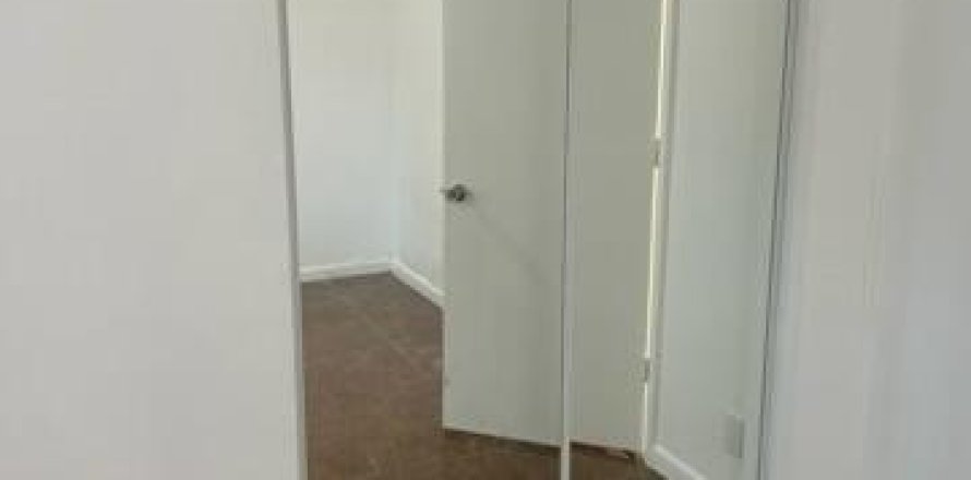 Propiedad comercial en Lake Worth, Florida 2 dormitorios, 83.61 m2 № 1225741