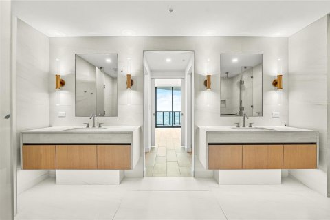 Condo in Pompano Beach, Florida, 2 bedrooms № 2176497 - photo 13