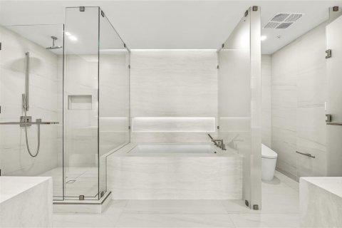 Condo in Pompano Beach, Florida, 2 bedrooms № 2176497 - photo 12