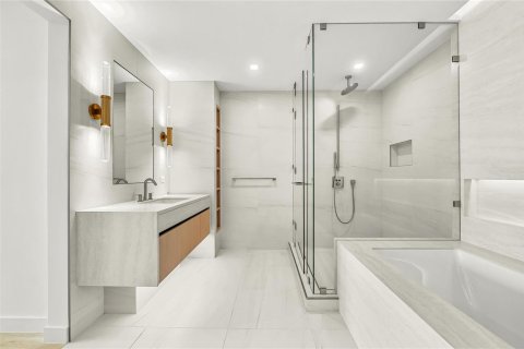 Condo in Pompano Beach, Florida, 2 bedrooms № 2176497 - photo 10