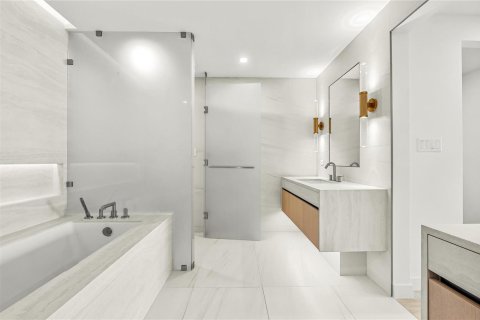 Condo in Pompano Beach, Florida, 2 bedrooms № 2176497 - photo 11