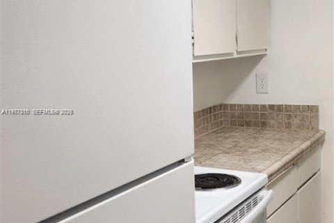 Condo in Sunrise, Florida, 2 bedrooms  № 2042431 - photo 6