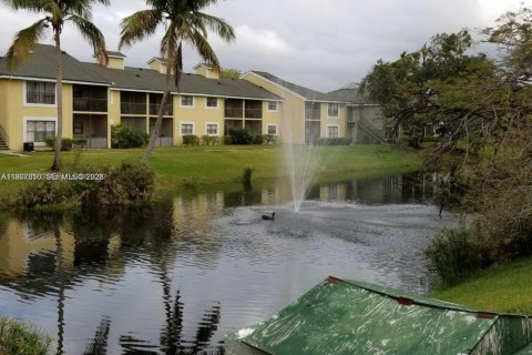 Condo in Sunrise, Florida, 2 bedrooms  № 2042431 - photo 2