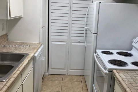 Condo in Sunrise, Florida, 2 bedrooms  № 2042431 - photo 5