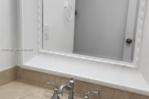 Condo in Sunrise, Florida, 2 bedrooms  № 2042431 - photo 10