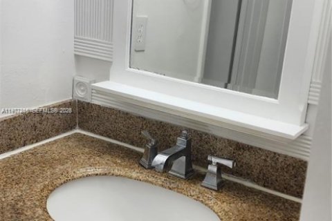 Condo in Sunrise, Florida, 2 bedrooms  № 2042431 - photo 7