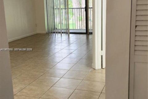 Condo in Sunrise, Florida, 2 bedrooms  № 2042431 - photo 3