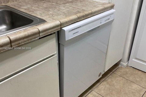 Condo in Sunrise, Florida, 2 bedrooms  № 2042431 - photo 4