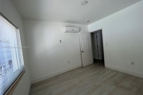 Commercial property in Miami, Florida 150.5 sq.m. № 1860470 - photo 13