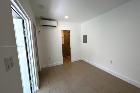 Commercial property in Miami, Florida 150.5 sq.m. № 1860470 - photo 21