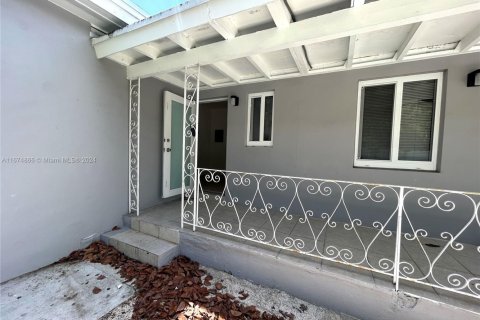 Commercial property in Miami, Florida 150.5 sq.m. № 1860470 - photo 18