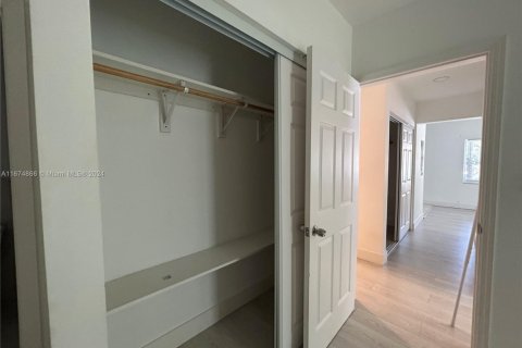 Commercial property in Miami, Florida 150.5 sq.m. № 1860470 - photo 15